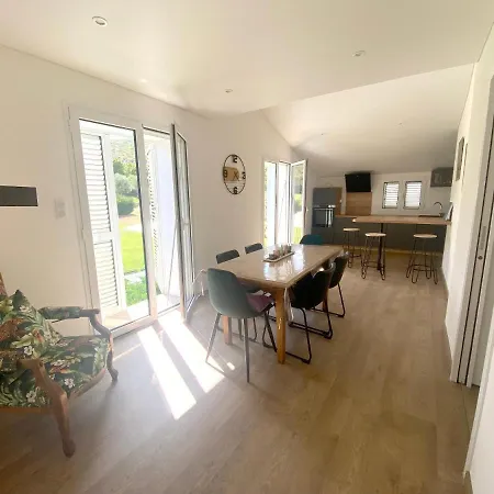 Casa de Férias Maison Enchanteresse à Avec Jacuzzi