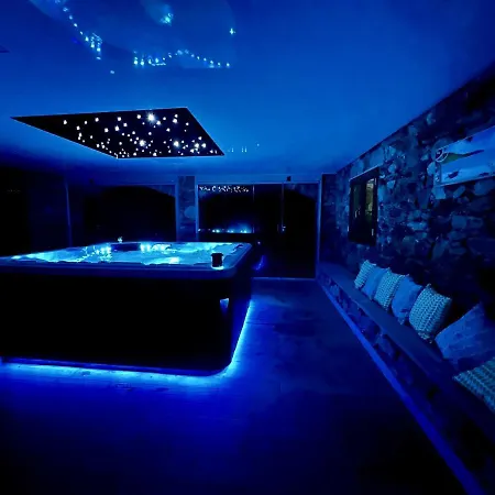 Holiday home Maison Enchanteresse A Avec Jacuzzi