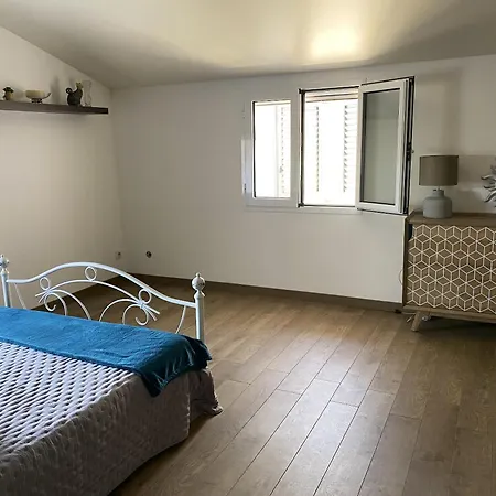 Maison Enchanteresse à Avec Jacuzzi Casa de Férias